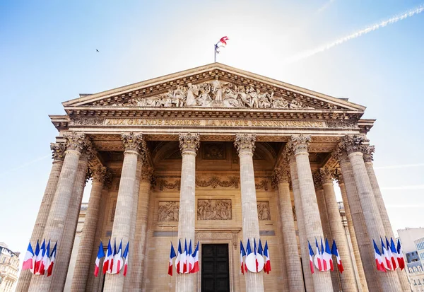 Top van de gevel van het pantheon in Parijs, Frankrijk — Stockfoto