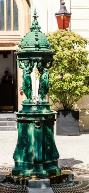 Tipik Paris çeşme ile dökme demir kadınlar grup Şehir Meydanı. Paris, Fransa