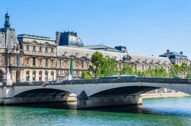  Louvre Musée du Louvre ve Carousel köprü görünümünü. Paris, Fransa
