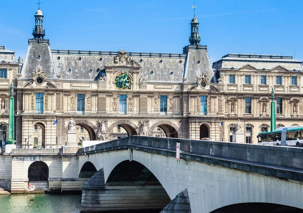 Weergave van het Louvre Museum en carrousel brug. Paris, Frankrijk — Stockfoto