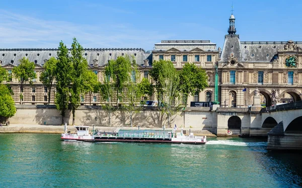 Louvre Musée du Louvre ve Carousel köprü görünümünü. Paris, Fransa — Stok fotoğraf