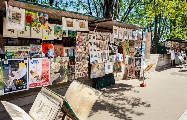 Продажа картин на набережной реки Сены. Париж , — стоковое фото