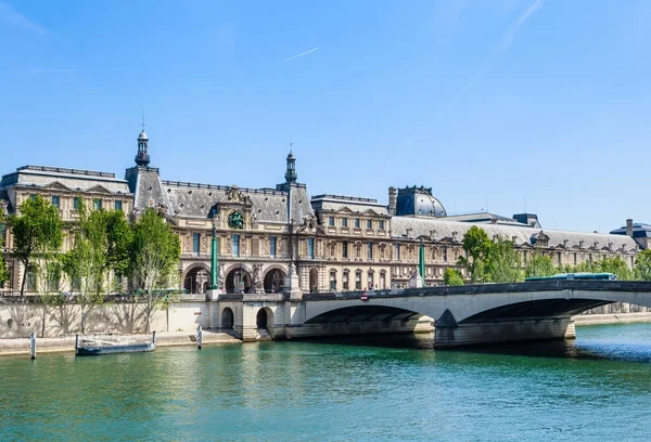 Weergave van het Louvre Museum en carrousel brug. Paris, Frankrijk — Stockfoto