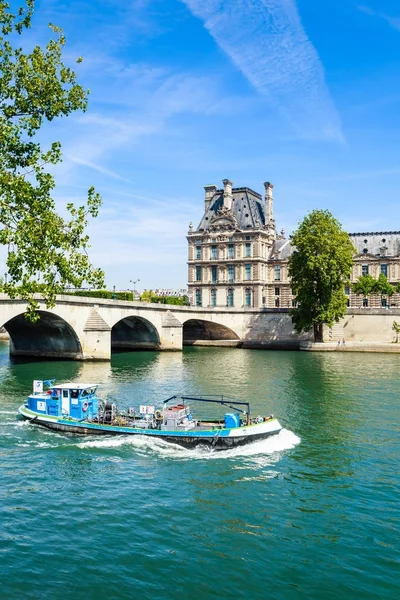 Flora Pavilion ot the Louvre and Pont Royal. París. Francia — Foto de Stock