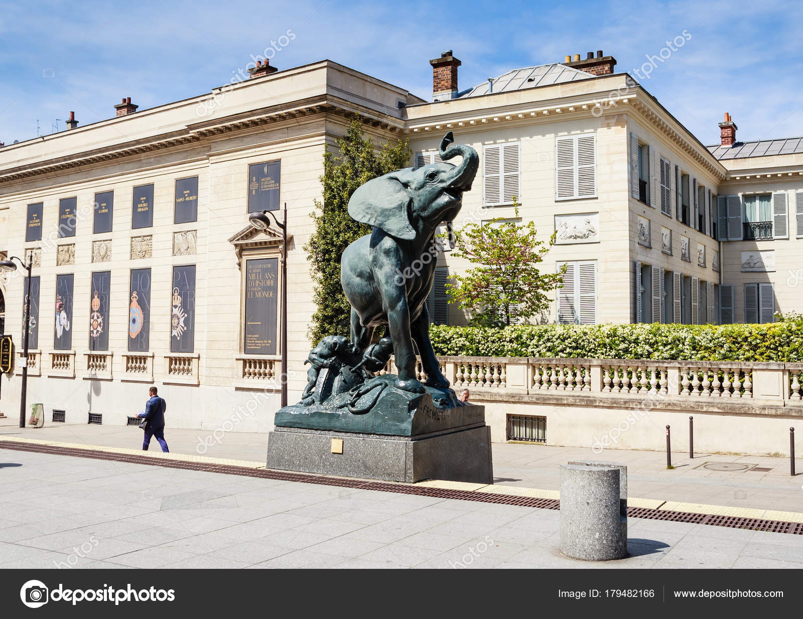 Statue d'éléphant devant le musée D'Orsay. Paris. France — Photo