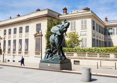 Fil Heykel Müzesi D'Orsay önünde. Paris. Fransa
