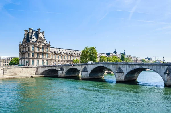 Flora Pavilion ot Louvre ve Pont Royal. Paris. Fransa — Stok fotoğraf