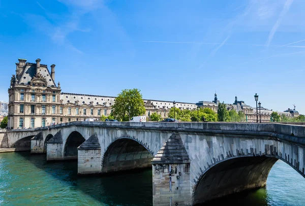 Flora paviljoen ot het Louvre en Pont Royal. Parijs. Frankrijk — Stockfoto