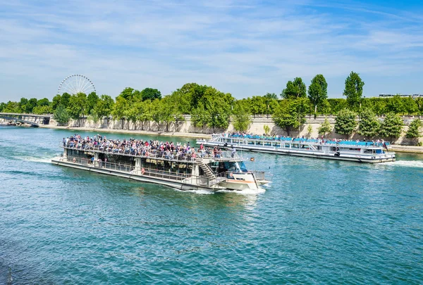 Un barco turístico y turistas en el río Seinel. París. Francia —  Fotos de Stock