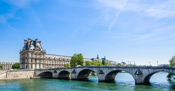 Flora paviljoen ot het Louvre en Pont Royal. Parijs. Frankrijk — Stockfoto