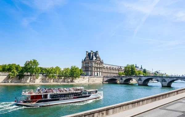 Na turistické lodi a turisté poblíž Flora pavilon ot Louvru — Stock fotografie