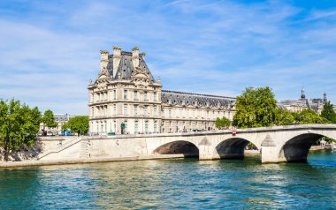 Flora Pavilion ot Louvre ve Pont Royal. Paris. Fransa