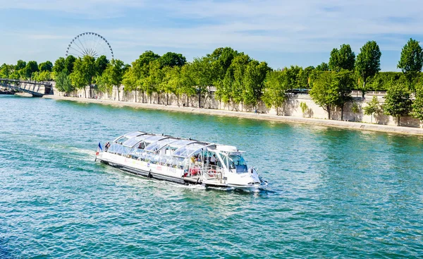 Un barco turístico y turistas en el río Seinel. París. Francia —  Fotos de Stock