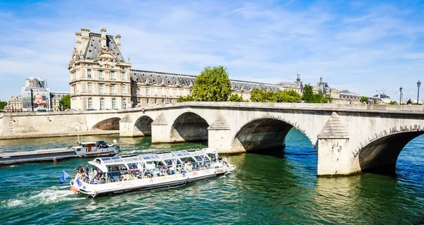 Um barco turístico e turistas perto do Pavilhão Flora ot the Louvre — Fotografia de Stock