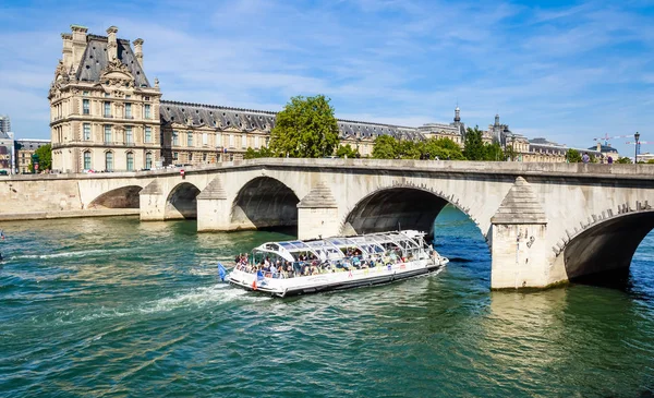 Un barco turístico y turistas cerca de Flora Pavilion ot the Louvre — Foto de Stock