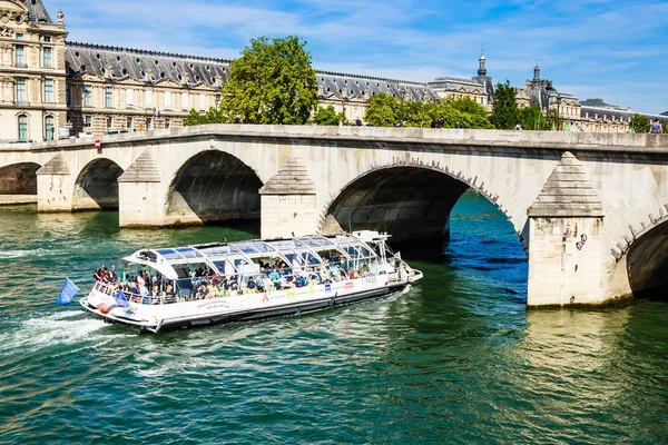 Un barco turístico y turistas cerca de Flora Pavilion ot the Louvre — Foto de Stock