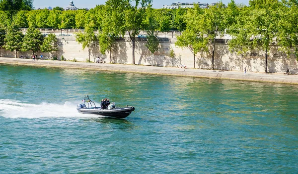 Французские водные полицейские на скоростном катере на реке Сена — стоковое фото