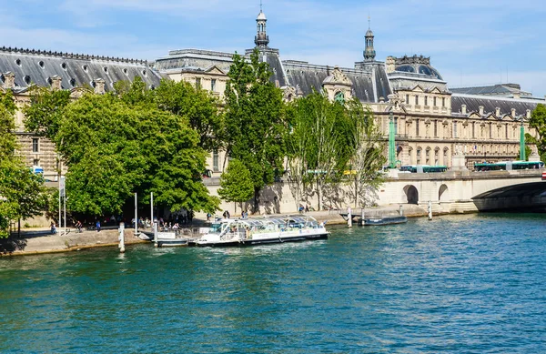 Мост дю Карусель и Музей Лувра, Париж, Франция — стоковое фото
