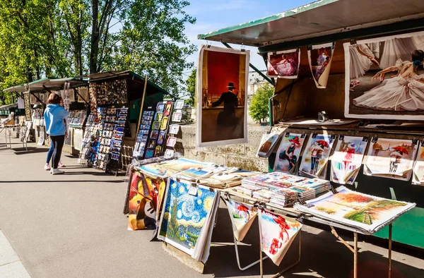 Sprzedaż zdjęć na nabrzeżu Sekwany. Paryż — Zdjęcie stockowe