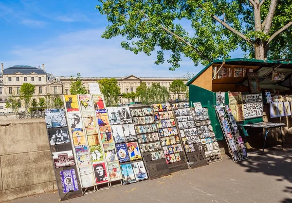 Продажа картин на набережной реки Сены. Париж — стоковое фото