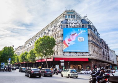 Galeries Lafayette cephe Haussmann. Paris. Fransa