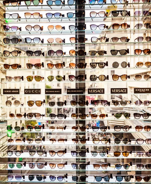 Rack with sunglasses in eyewear store.  Galeries Lafayette Haussmann.  Paris. — Stock Photo, Image