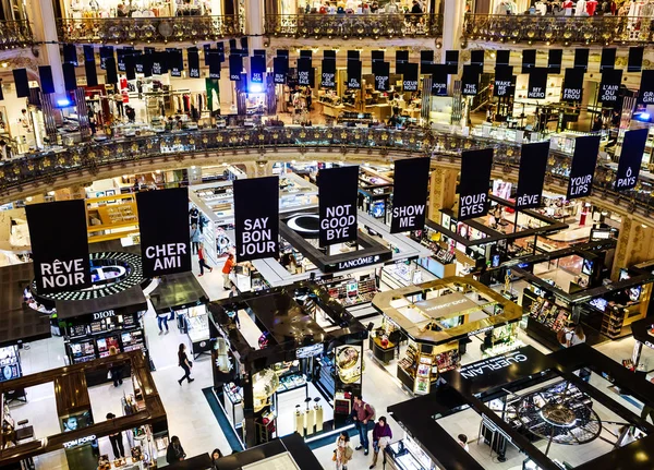 Unknown people shopping in famous luxury Lafayette department — Stock Photo, Image