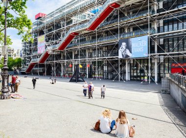 Paris, Fransa - 11 Mayıs 2017: Centre Georges Pompidou timelapse Paris, Fransa, cephe. Centre Georges Pompidou dünyada modern sanatın en ünlü müzelerinden biridir