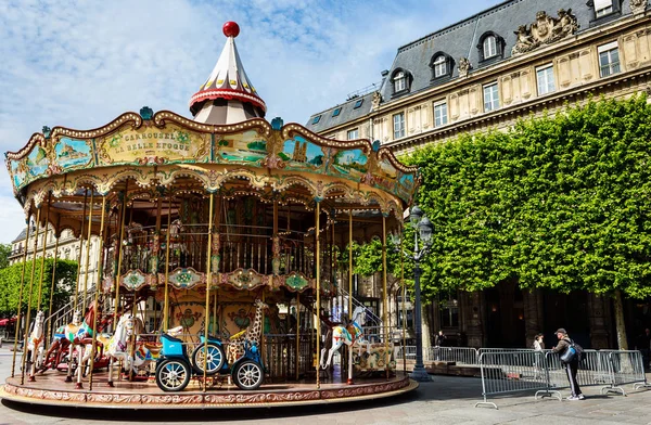 Carrousel sur la place au-dessous Hôtel de Ville, Paris, France . — Photo