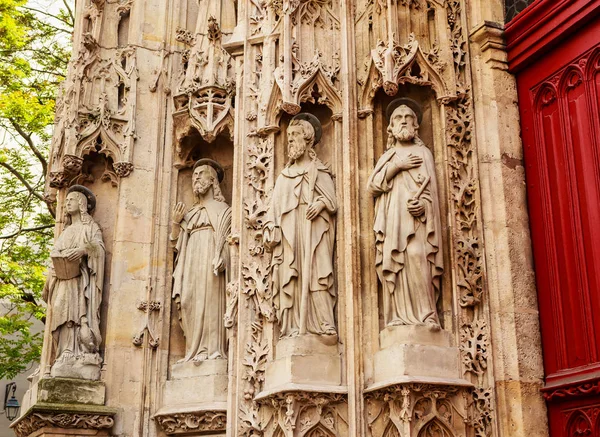 Statues of saints on the facade of the church of Saint-Merry. — Stock Photo, Image