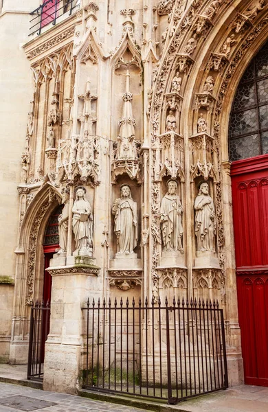 Статуї святих на фасаді з церкви з Сен-веселого — стокове фото