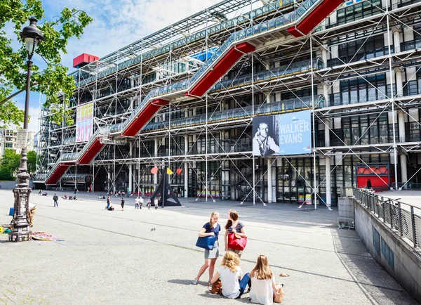 Facade of the Centre of Georges Pompidou timelapse in Paris — Stock Photo, Image