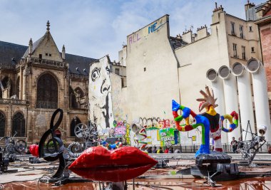 Stravinsky çeşme ve Kilisesi, Saint-insanlar istirahat ile Merri