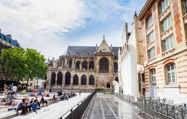 Stravinsky çeşme ve Kilisesi, Saint-insanlar istirahat ile Merri