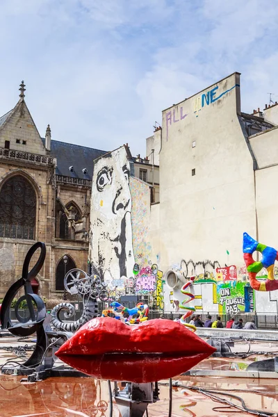 Fonte de Stravinsky e Igreja de Saint-Merri com pessoas em repouso — Fotografia de Stock