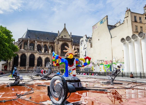 Strawinski-Brunnen und Kirche des Heiligen-Merri mit ruhenden Menschen — Stockfoto