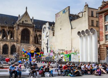 Stravinsky çeşme ve Kilisesi, Saint-insanlar istirahat ile Merri