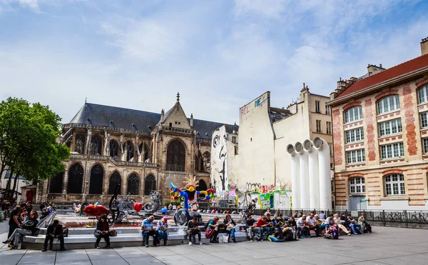 Fonte de Stravinsky e Igreja de Saint-Merri com pessoas em repouso — Fotografia de Stock