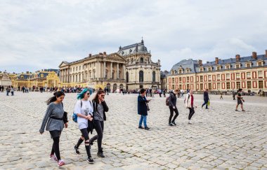 Paris, Fransa - 11 Mayıs 2017: ikinci kapısı Versailles Sarayı'nın bir manzara ile onur (mahkeme d'honneur) mahkeme içinde Güneş'in Sarayı Kral Louis XIV
