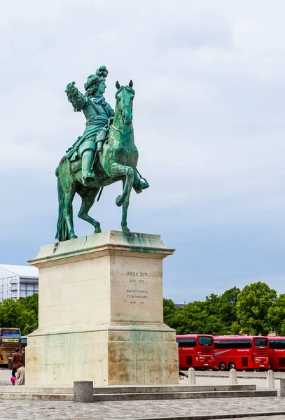 Pomnik króla Ludwika Xiv, naprzeciwko pałacu w Wersalu, Francja, — Zdjęcie stockowe