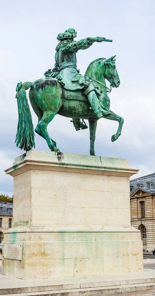 Pomnik króla Ludwika Xiv, naprzeciwko pałacu w Wersalu, Francja, — Zdjęcie stockowe