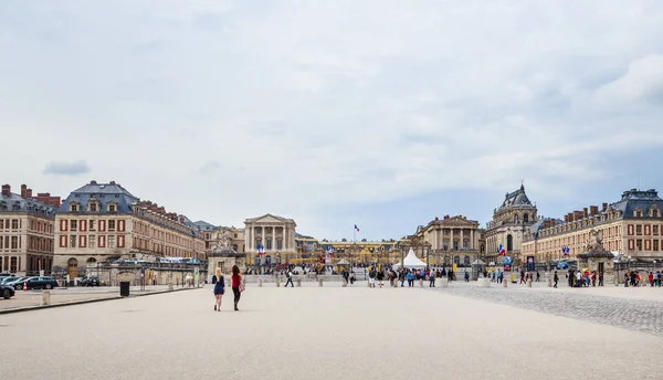 Hoofdingang met de toeristen in het paleis van Versailles. Versailes, — Stockfoto