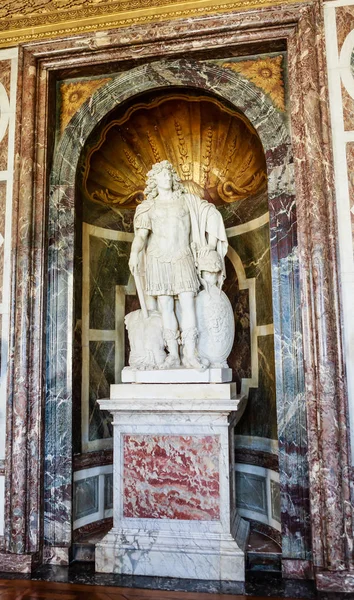 Skulptur av Louis Xiv skulptören Jean Warren i Venus Hall i slottet i Versailles — Stockfoto