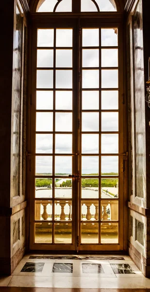 Ventanas de lujo en palacio de Versalles, Francia — Foto de Stock