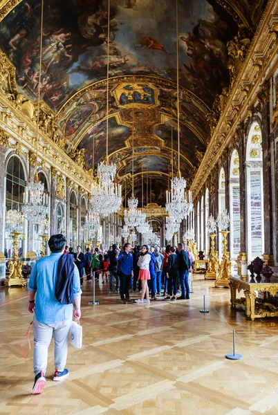 Vele toeristen een bezoek aan het paleis de meest gevierd kamer spiegelzaal in Versailles paleis — Stockfoto