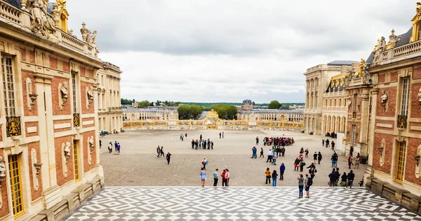 Marmeren binnenplaats bij het kasteel van Versailles, Frankrijk — Stockfoto