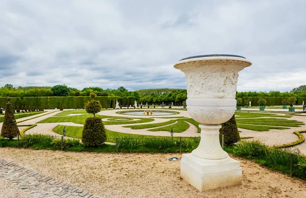 Eine Vase im Garten von Schloss Versailles — Stockfoto
