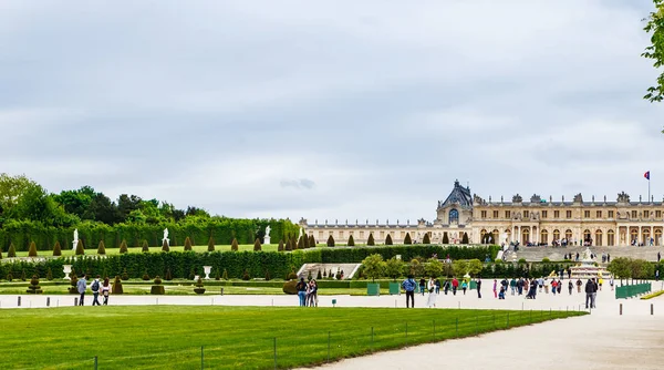 Versailles paleis en park in de buurt van Parijs — Stockfoto