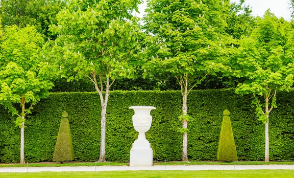 Bellissimo giardino in una famosa reggia di Versailles — Foto Stock