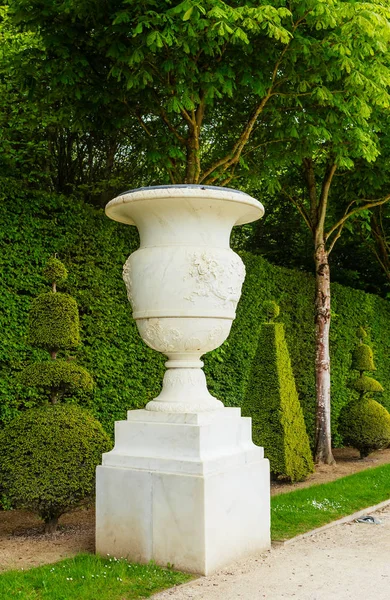 Piękny ogród w słynnego pałacu w Wersalu — Zdjęcie stockowe